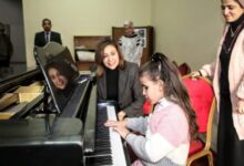 صورة وزيرة الثقافة :  تحضر أولى دروس العزف على البيانو لطفلة “قادرون باختلاف” ،