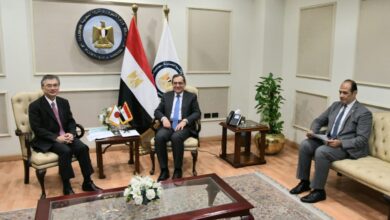 صورة وزير البترول : يستقبل أوكا هيروشى السفير اليابانى بالقاهرة.