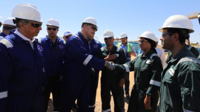 صورة وزير البترول :  يتفقد اعمال حفار بترولي بحقول خالدة بالصحراء الغربية